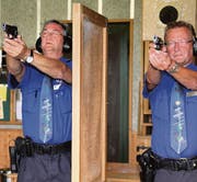 Die Hobbyschützen widmen sich schon der Gemütlichkeit, während die Polizisten René Stäbler und Kurt Marquart (von links) noch ihr Programm absolvieren. (Bilder: Mäx Hasler)
