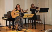 Die beiden Preisträgerinnen stimmen sich musikalisch aufeinander ab und spielen auch gemeinsam Lieder. (Bild: Sheila Eggmann)