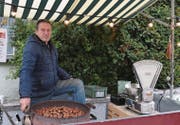 Der unter den Wattwilerinnen und Wattwilern als «Marroni-Mann» bekannte Arif Jemini betreibt seinen Marroni-Stand schon seit rund 20 Jahren mit viel Leidenschaft. (Bild: Miranda Diggelmann)