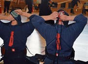 Schon das Anziehen der Maske entspricht vor dem Kampf mit dem «Shinai» einem Ritual. (Bild: Urs Huwyler)