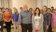 Walter, Lucienne und Esther Grämiger während einer Probe mit ihren Sängerkolleginnen und -kollegen des Kirchenchors Henau. (Bild: pd)
