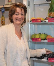 Dorothea Ziehler mit einer Auswahl von frischen Früchten, die angeboten werden. (Bild: Adi Lippuner)