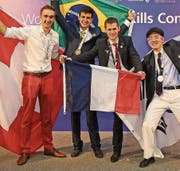 So sehen Gewinner aus: Fabio Holenstein (links) freut sich über die Bronzemedaille an den Berufsweltmeisterschaften. (Bild: PD)