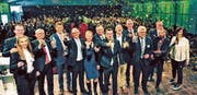Ein Flitterregen über den Ehrengästen und eine La-Ola-Welle eröffnet die Rhema 2017. Von links: Christian Willi, Jeanina Bereuter, Norbert Büchel, Norbert Lüchinger, Martin Klöti, Claudia Graf, Ralph Dietsche, Simon Büchel, Heinz Duppenthaler, Peter Göldi, Ivo Bischofberger, Ruedi Mattle, Shem Thomas, Sabina Saggioro. (Bild: Max Tinner)