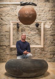 Die Erde rostet, noch aber schwebt sie: Josef Geier mit einer seiner Installationen. (Bild: Hanspeter Schiess)