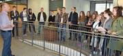 Thomas Bolt (Präsident Jugendkommission, links) erzählt den 25 Jungbürgerinnen und Jungbürgern, was alles in ihrem Geburtsjahr 1999 abgegangen ist. (Bild: Monika von der Linden)