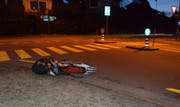 Ein Töfffahrer stürzte bei der Kreuzung Auerhof als er nach links in Richtung Waldstatt abbiegen wollte. (Bild: Kapo AR)