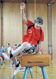 Ein Schüler probiert es aus.