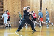 Manuel Schweizer: Der ausgebildete Stuntman zeigt es vor.