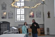 Raum für Diskussion und Nachdenken: Die Mesmerin Rita Harb und der Künstler Det Blumberg in der Kirche Mogelsberg unter dem Dornenkranz, der zur Installation «Baustelle Kirche» gehört. (Bild: Sabine Schmid)