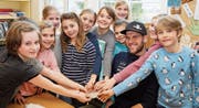 Endlich berühren: Die Olympia-Silbermedaille von Marc Bischofberger. (Bild: Andrea Kobler)