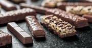Mit Schokolade überzogene Getreide- und Nussriegel sind zu einer begehrten Zwischenverpflegung geworden. (Bild: PD)