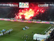 Nach vermehrtem Knallkörper-Einsatz von den GC-Fans beorderte Schiedsrichter Jaccottet alle Spieler wieder in die Kabine. (Bild: red)