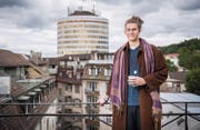 Von seiner Dachterrasse aus hat Andri Bösch beste Sicht auf den Silberturm. Anfangs mochte er den Anblick nicht. (Bild: Urs Bucher)