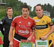 Zwei Captains: Dejan Baumann (links) mit Steve von Bergen anlässlich des Cupspiels Bazenheid – Young Boys (1:7) am 18. September 2016. (Bild: Beat Lanzendorfer)