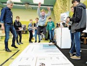 Ein Sprung aus dem Stand an die weiterbildenden Schulen: In der Realität geht das natürlich nicht so schnell. Der Berufswahlevent zeigt den Besuchern aber auf diese Weise eindrücklich, dass eine Berufslehre viele Möglichkeiten zum Weiterkommen bietet. (Bild: Max Tinner)