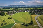 Ende 2012 kauften Investoren die Dorfwiese in Berg (Bildmitte). Gemäss Plänen der Bauherren sollen 17 Häuser für rund 150 Neuzuzüger entstehen. (Bild: Urs Bucher und Benjamin Manser)