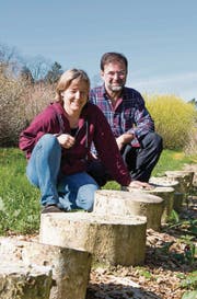 Buchenstämme als Pilz-Nährboden: Anita und Willi Troxler auf ihrem Schlossguet in Untereggen. (Bild: Michaela Rohrer)