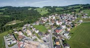Auf der Kirchwiese (Bildmitte) sind sechs Mehrfamilienhäuser geplant. (Bild: Michel Canonica)