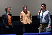 Der Kulturredaktor Hansruedi Kugler (rechts) leitete durch das Gespräch zwischen Stefan Schmid und Dieter Fahrer (Mitte). (Bild: Sascha Erni)