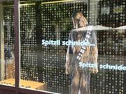 Eine Pappfigur ist weg, die andere steht noch im Schaufenster. (Bild: Daniel Wirth)