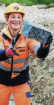 Hat Spass bei der Arbeit: Strassenbauerin Katja Moser. (Bild: SRF/Marcus Gyger)