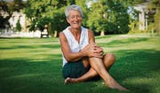 Erzählt Geschichten von ihrem Leben auf der Alp: Ute Lohmeyer im Stadtpark. (Bild: Urs Bucher)