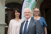 Jürg Brunner mit Karin Winter-Dubs (rechts) und Sandra Steinemann von der Stadtsanktgaller SVP. (Bild: Ralph Ribi)
