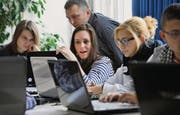 Viele Fragen in der ersten Lektion der neuen «Notebook-Klasse» an der Kantonsschule am Brühl in St. Gallen. (Bild: Hanspeter Schiess)