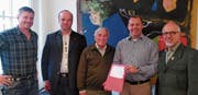 Der Vorstand des Jägervereins Toggenburg mit Christian Schmid (von links), Markus Brändli, Köbi Rutz (Präsident) und Bruno Forrer (ganz rechts) überreichten am Dienstag dem Generalsekretär des Volkswirtschaftsdepartements Gildo Da Ros die Petition. (Bild: PD)