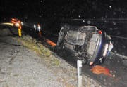 Die Autolenkerin verletzte sich beim Unfall leicht. Beim Fahrzeug lief Benzin aus. (Bild: Kapo TG)