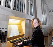 Tina Zweimüller bereichert das Konzert mit ihrem Spiel an der Kirchenorgel. (Bild: PD)