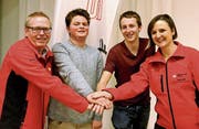 An der Vereinsversammlung der Widnauer Samariter (von links): Präsident Norbert Segmüller, Tobias Carnier (Neumitglied), Jonas Näf (Neumitglied) und Esther Näf (Vizepräsidentin). (Bild: pd)