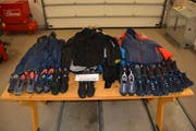 Das mutmassliche Diebesgut: 43 Hochwertige Jacken und 22 Paar Sportschuhe. (Bild: PD)