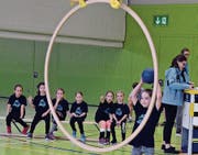 Mit einer oder zwei Händen, der Ball musste durch den Reifen. (Bild: dze)
