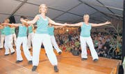 Die Aerobicgruppe Oberbüren auf der Bühne des Sonnentalerfestes. Ohne Zugabe durften sie das Zelt nicht verlassen. (Bild: che.)