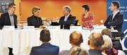 Klare Worte an der altersdurchmischten Podiumsdiskussion im «Solino» (von links nach rechts): Kantonsrat Mike Egger (JSVP), Ständerätin Karin Keller-Sutter (FDP), Moderator Sven Bradke, Nationalrätin Barbara Gysi (SP) sowie Grossrat Tino Schneider (JCVP). (Bild: Anina Rütsche)