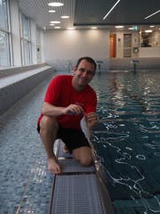 Morgens und abends nimmt Patrick Bärtschi im Hallenbad Oberuzwil Wasserproben. (Bild: Angelina Donati)