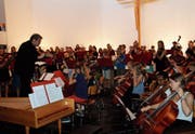An die hundert jugendliche Musizierende spielten die triumphale Ouvertüre, am Dirigentenpult Hermann Ostendarp. (Bild: Peter Küpfer)