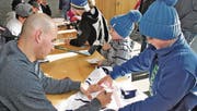 Besonders begehrt waren die Autogramme von Ramon Untersander – der Verteidiger des SC Bern ist amtierender Schweizer Meister. (Bild: Mäx Hasler)