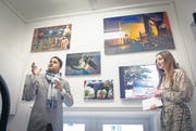 Der indische Künstler Samee Tawde spricht mit Kuratorin Thamar Ette über sein Werk «Daydreaming». (Bild: Ralph Ribi)