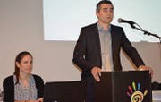 Flankiert von Ratsschreiberin Franziska Herde, erläutert Gemeindepräsident Alexander Bommeli die Geschäfte an der Bürgerversammlung. (Bild: Urs Bänziger)