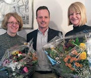 Karin Keller (links) und Caroline Nussbauer freuen sich über die Blumen, die ihnen Gemeindepräsident Bruno Seelos im Namen des Gemeinderates überreicht hat. (Bild: pd)