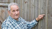Christian Jud zeigt auf seine Wetteruhr. (Bild: Georg Stelzner (20.10.2014))