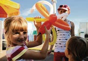 Schönes Wetter und viele Besucher am Sommernachtsfest. (Bild: Coralie Wenger)