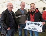 Clemens Wick, Roger Rüesch und Daniel Frunz (v. l.) mit dem Gutschein des Gemeinderats. (Bild: io)