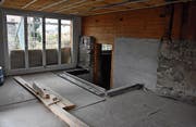 In der ehemaligen Garage entstehen das Office und der Eingangs- bereich. Der Kellerraum rechts soll zum Ausstellungsraum werden. (Bild: Anina Rütsche)