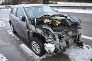 Das Auto der Unfallverursacherin prallte frontal gegen die Hinterachse des Cars. (Bild: Kapo)