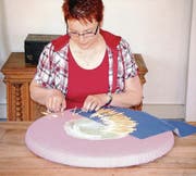 Monika Graber beim Klöppeln einer traditionellen Spitze. (Bild: pd)