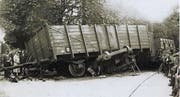Bahnhofstrasse 1927: Unter dem Hochbordwagen der Deutschen Reichsbahn ist das Wrack des «Breuer-Lokomotor» zu sehen. Wäre der Traktorführer nicht abgesprungen, hätte er kaum überlebt. (Bild: Archiv Vereinigung für Kulturgut Uzwil)